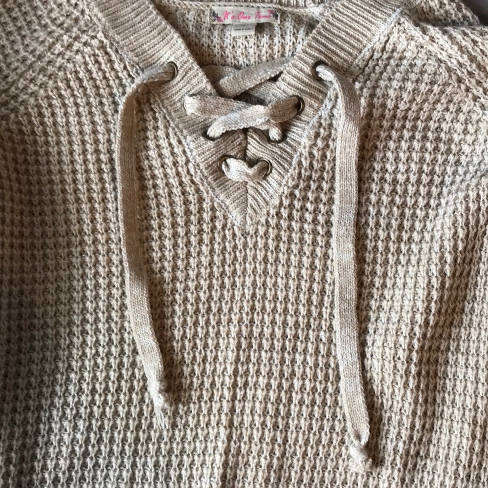 Small beige knit sweater. - Picture 4 of 4